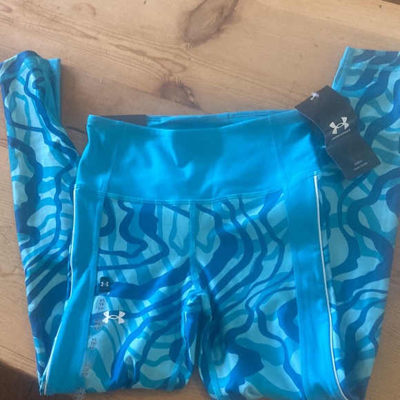 Under Armour compression high rise ankle crop leggings. - Picture 2 of 4